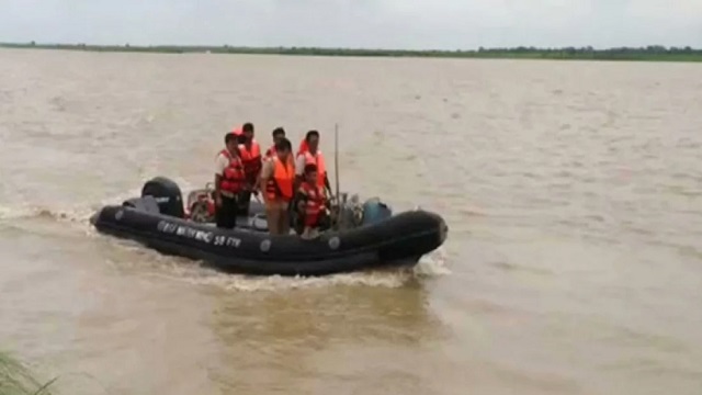 সিত্রাং প্রভাবে মিরসরাইয়ের সাগরে ড্রেজার ডুবে নিখোঁজ ৮ শ্রমিক