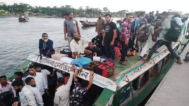 ঝুঁকি নিয়ে মেঘনা নদী পাড়ি দিচ্ছে দক্ষিনাঞ্চলের মানুষ