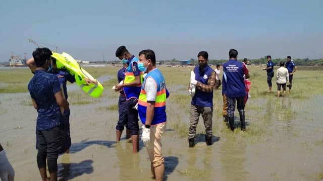 ডুবে যাওয়া লাইটারেজ জাহাজের এক নাবিকের মরদেহ উদ্ধার