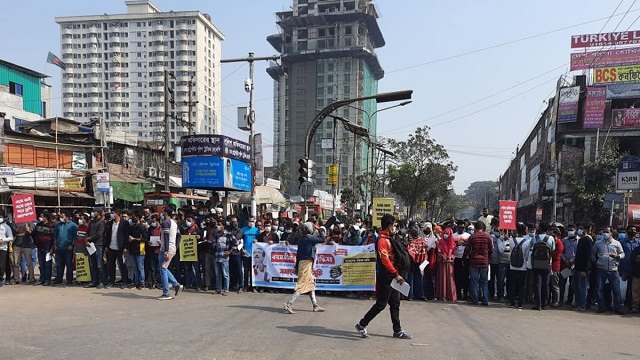 চার দফা দাবিতে নীলক্ষেতে অবরোধ করছেন চাকরিপ্রত্যাশীরা