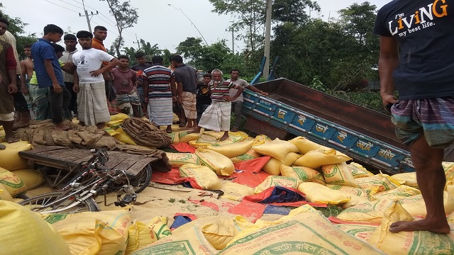 নীলফামারীতে ট্রাক্টর-ভ্যান সংঘর্ষ, নিহত ২