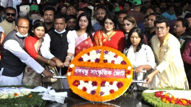 বঙ্গবন্ধুর প্রতিকৃতিতে তারকাদের শ্রদ্ধাঞ্জলি