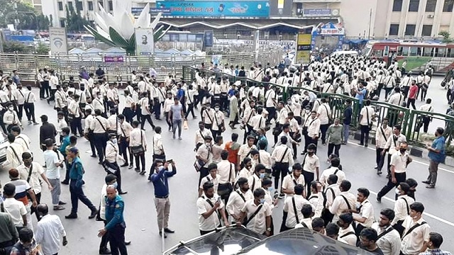 নটরডেমের শিক্ষার্থীর মৃত্যুতে সড়ক অবরোধ করে বিক্ষোভ