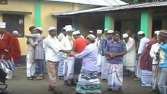 সৌদি আরবের সাথে মিল রেখে পাবনার একটি গ্রামে ঈদ উদযাপিত