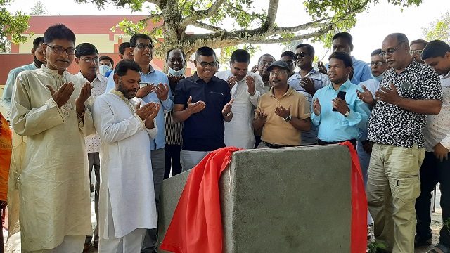 পাবনার সুজানগরে গ্রামীণ সড়ক মেরামত কাজের উদ্বোধন করলেন এমপি ফিরোজ