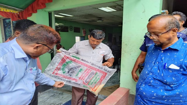 পাবনায় দু’টি রাইস মিলে অভিযান অন্য প্রতিষ্ঠানের নামে প্যাকেট করায় জরিমানা