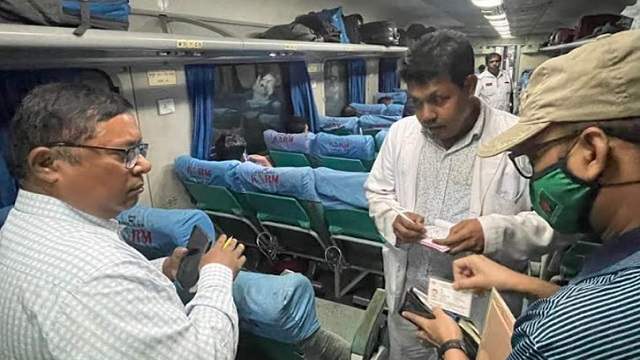 পদ্মা এক্সপ্রেস ট্রেনের ১৬৫ যাত্রীকে জরিমানা