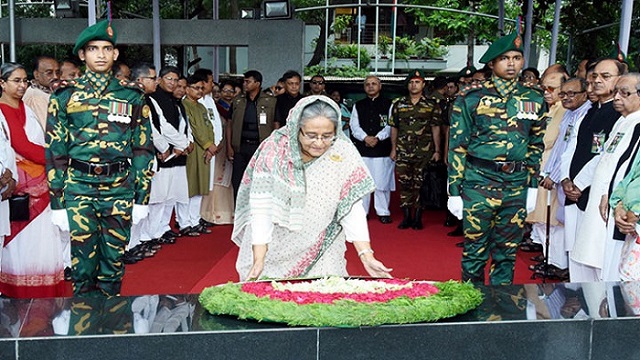 বঙ্গবন্ধুর প্রতিকৃতিতে প্রধানমন্ত্রীর শ্রদ্ধা