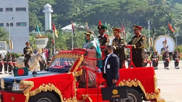 রাষ্ট্রপতি কুচকাওয়াজে যোগ দিলেন প্রধানমন্ত্রী