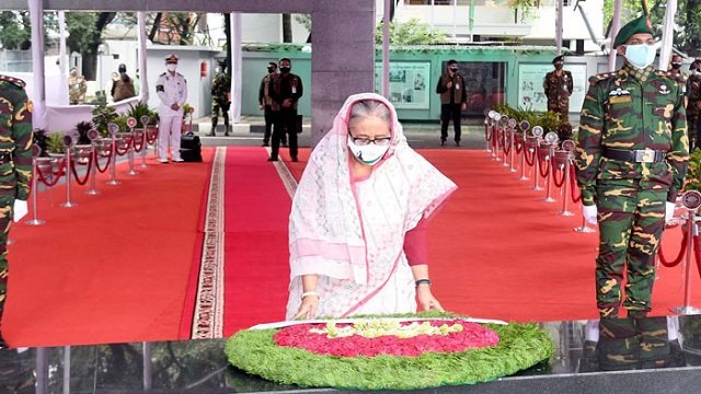 বঙ্গবন্ধুর প্রতিকৃতিতে প্রধানমন্ত্রীর শ্রদ্ধা নিবেদন