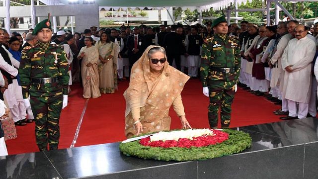 বঙ্গবন্ধুর প্রতিকৃতিতে প্রধানমন্ত্রীর শ্রদ্ধা