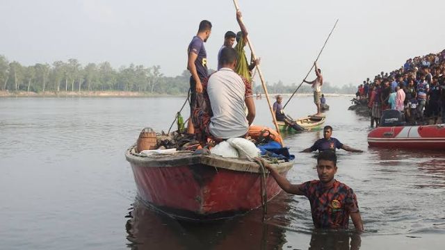 করতোয়ায় নৌকাডুবিতে পঞ্চম দিনের উদ্ধার অভিযান চলছে