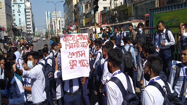 নিরাপদ সড়কের দাবিতে রামপুরা ব্রিজের ওপর অবরোধ কর্মসূচি পালন করছে শিক্ষার্থীরা