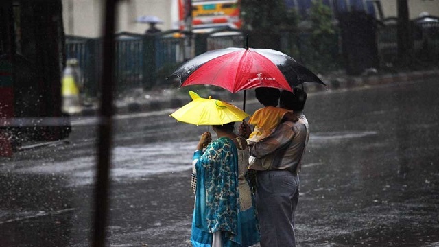 বৃষ্টি থাকবে আরও দুদিন, ৩ নম্বর সতর্ক সংকেত বহাল 