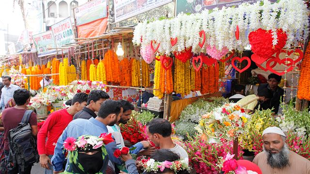 শাহবাগে ফুল কিনতে এসে যুবকের মৃত্যু