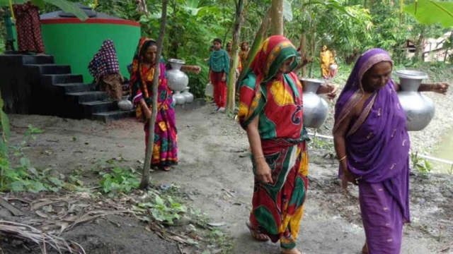  ‘নিরাপদ’ পানিহীন সাতক্ষীরার শতগ্রাম