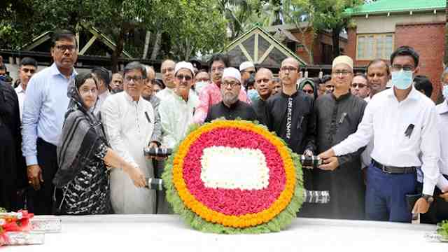 টুঙ্গিপাড়ায় বঙ্গবন্ধুর সমাধিতে ১১ অতিরিক্ত বিচারপতির শ্রদ্ধা