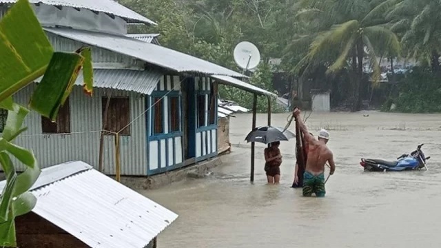 সিত্রাং কেড়ে  নিলো ১০ প্রাণ, আশ্রয়কেন্দ্রে ৬ লাখ মানুষ