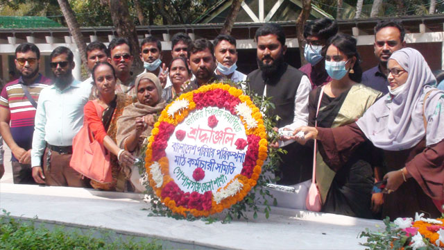 টুঙ্গিপাড়ায় বঙ্গবন্ধু শেখ মুজিবুর রহমানের সমাধিতে শ্রদ্ধা