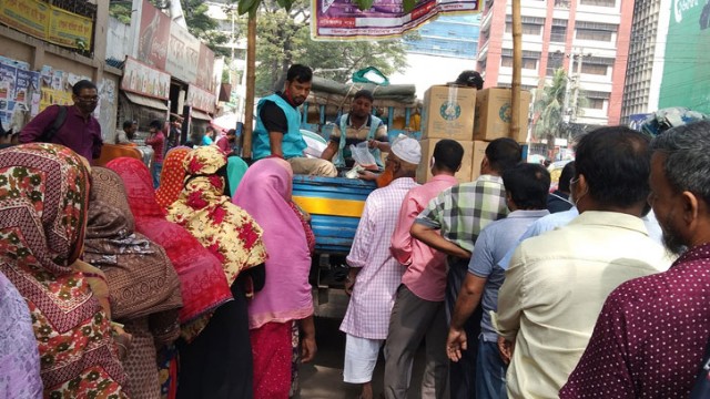 ট্রাকে নয়, দোকানে পণ্য বিক্রি করবে টিসিবি