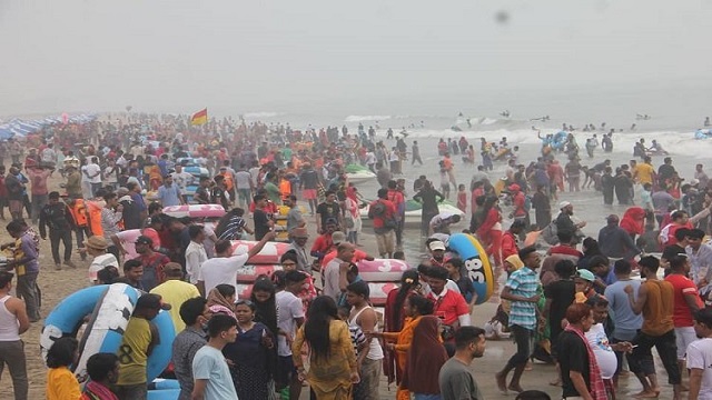 ৩ দিনের ছুটিতে কক্সবাজারে পর্যটকদের উপড়ে পড়া ভিড়