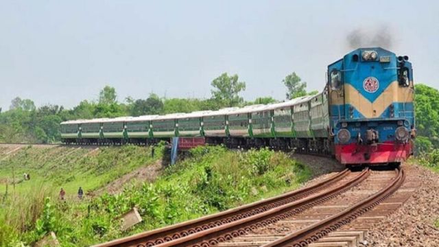 টাঙ্গাইলে ট্রেনে কাটা পড়ে ২ জন নিহত