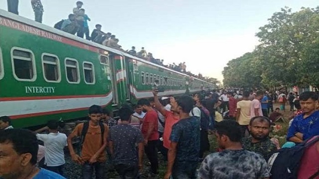 জয়পুরহাটে লাইনচ্যুত একতা, দুর্ভোগে পাঁচ ট্রেনের যাত্রীরা