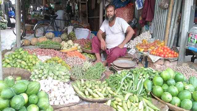 বাজারে তিনগুণ বেড়েছে সবজির দাম