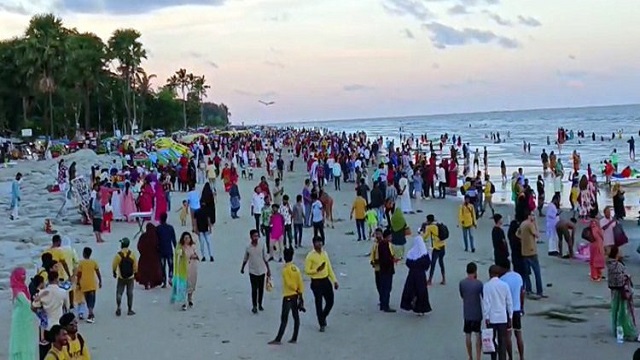 কুয়াকাটা সমুদ্র সৈকতে ভিড় জমিয়েছে পর্যটকরা