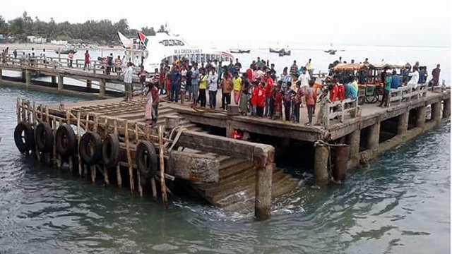 সেন্টমার্টিনে আটকে পড়েছেন ৩০০ পর্যটক