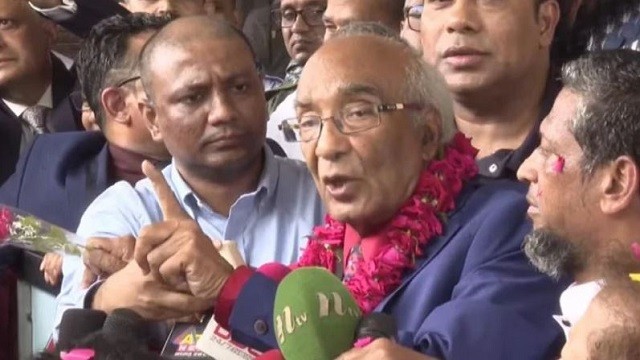 দেশে ফিরলেন নির্বাসিত সাংবাদিক শফিক রেহমান